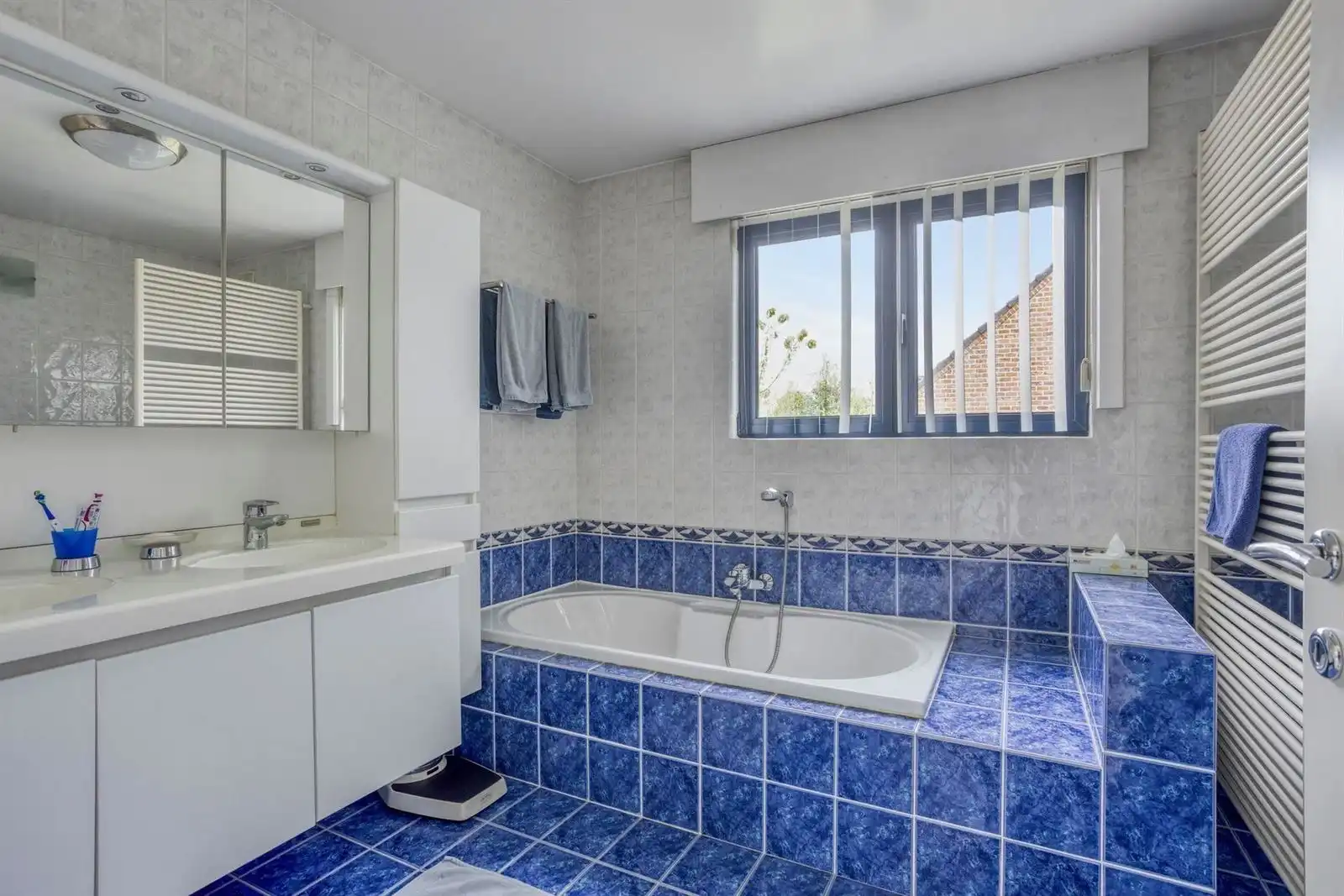 Commerciele ruimte met parking ,woning 5 slaapkamers en tuin  foto 18