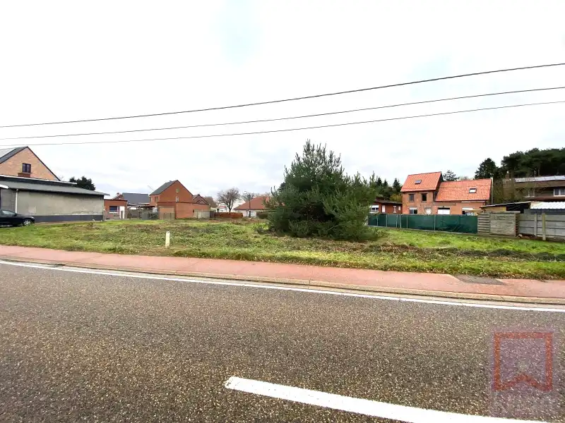 Perceel bouwgrond groot 11a14ca gelegen Kiezel en eveneens bereikbaar via Lindestraat foto {{pictureIndex}}