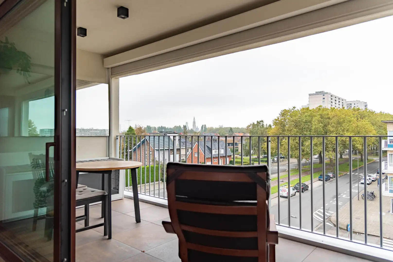Gemeubeld 2-slaapkamerhoekappartement met groot terra foto 5
