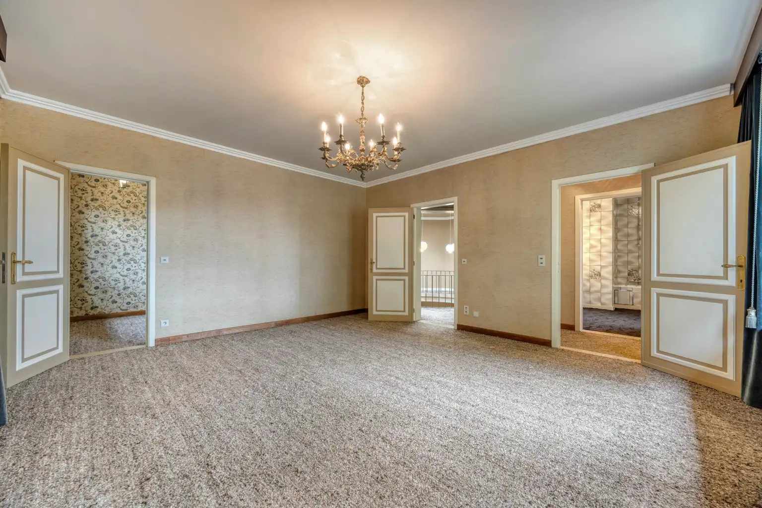 STATIGE VILLA VOOR PRIVE OF VRIJ BEROEP MET RUIME TUIN   foto 17