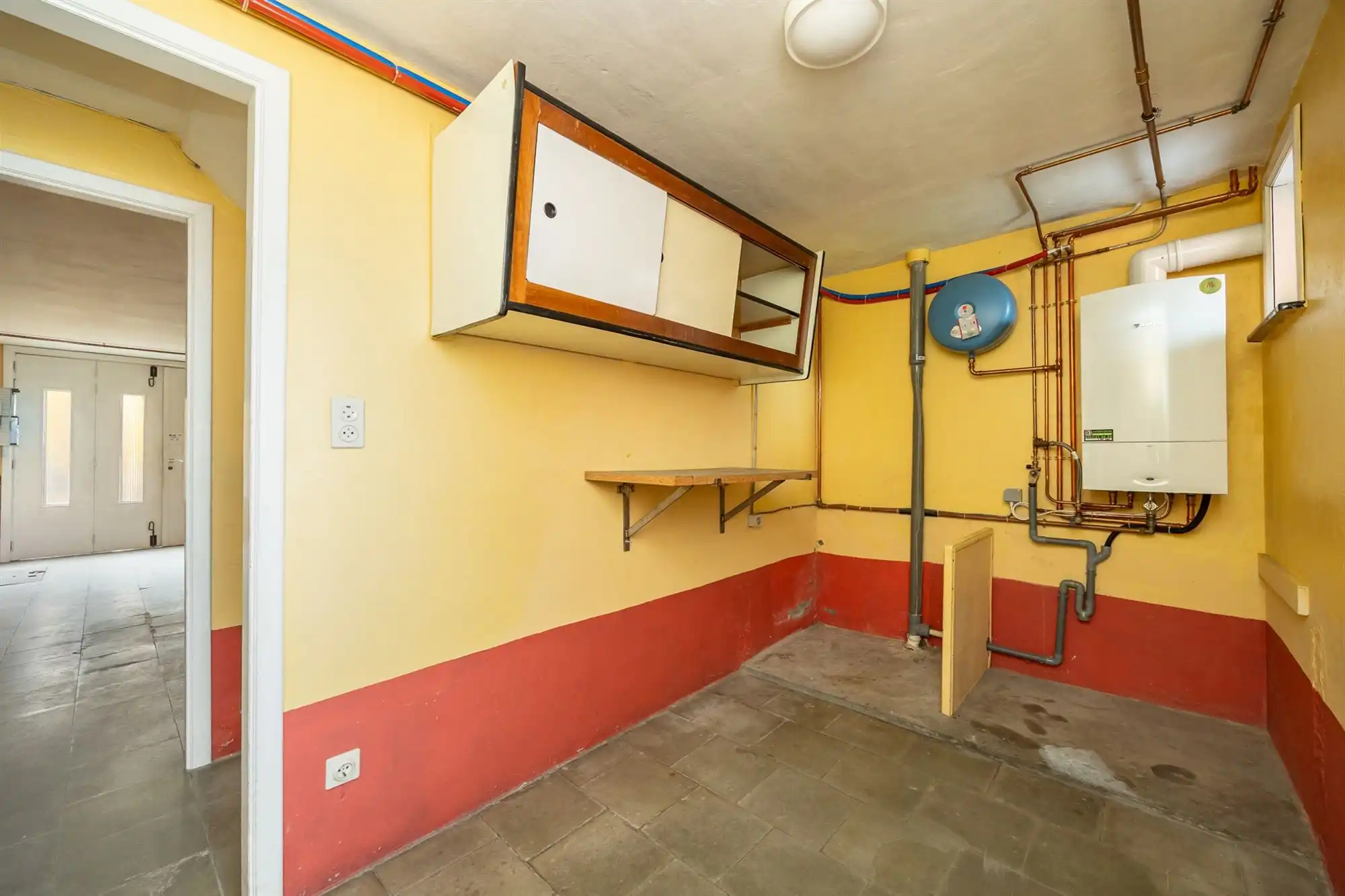 Te renoveren rijwoning met garage en tuin foto 18