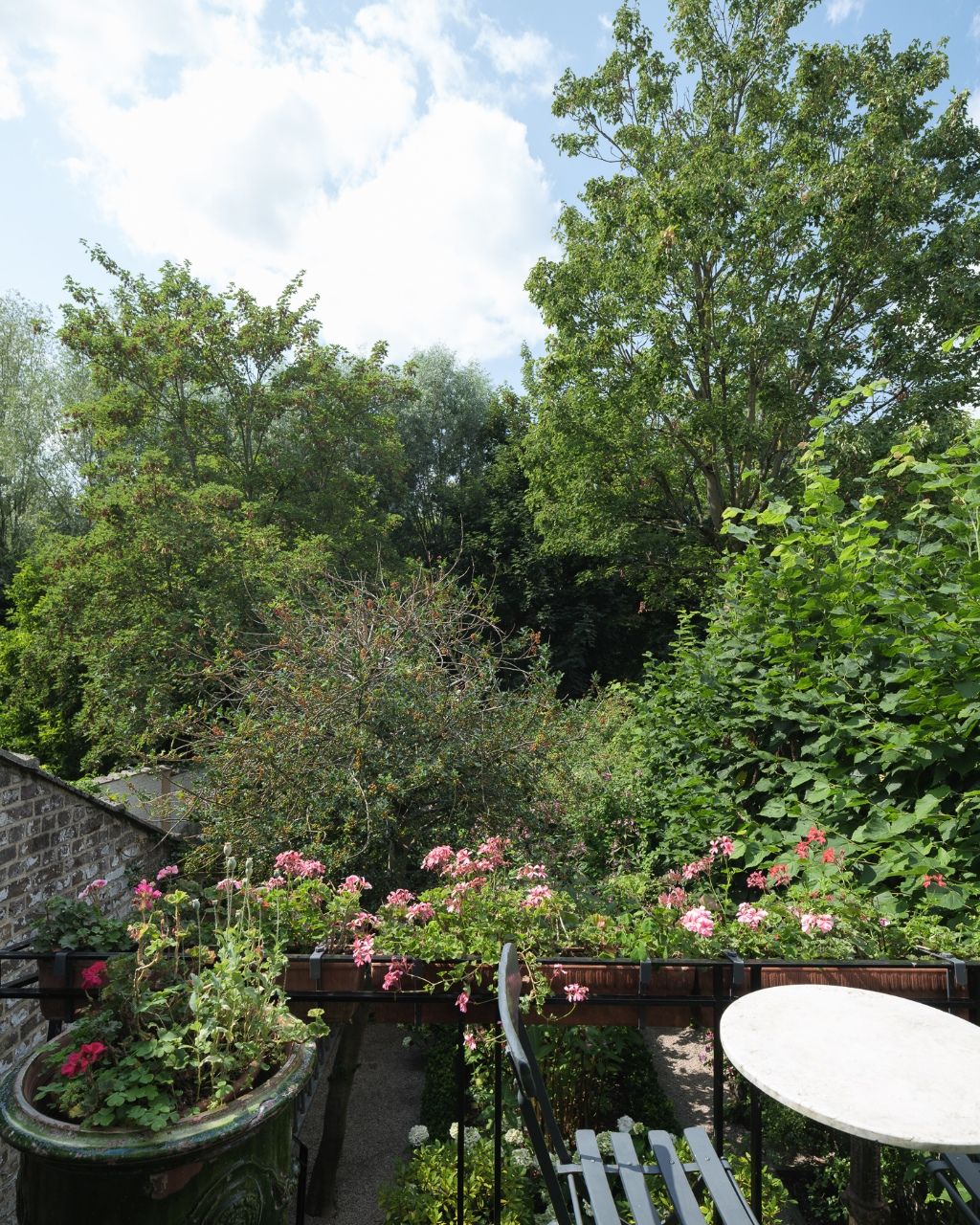 Karaktervolle burgerwoning met drie slaapkamers en een aangename, groene tuin op een uitstekende locatie in Gent. foto 8