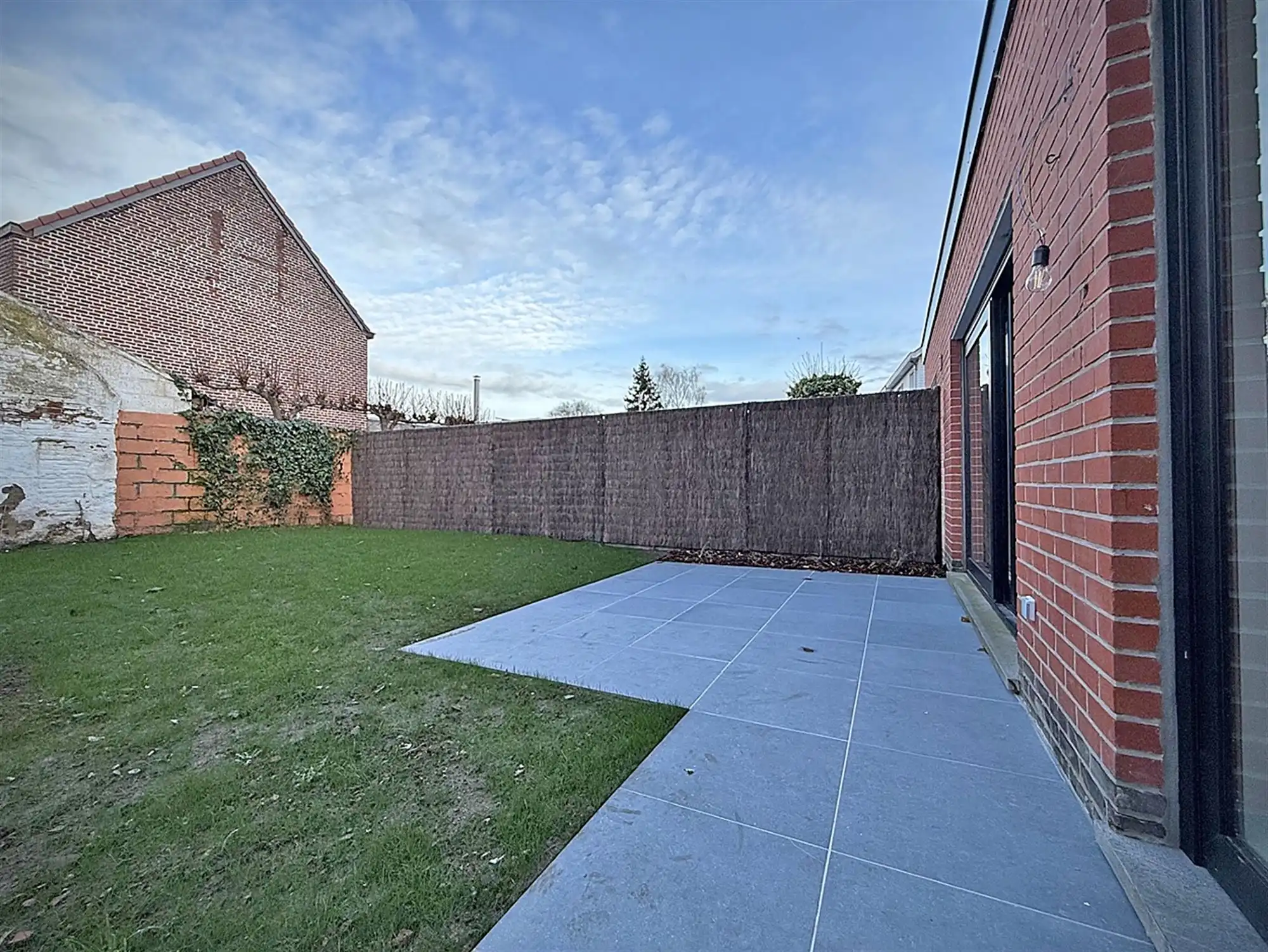 INSTAPKLARE gerenoveerde WONING met 3 slpks, badk., garage & tuintje/terras. foto 11