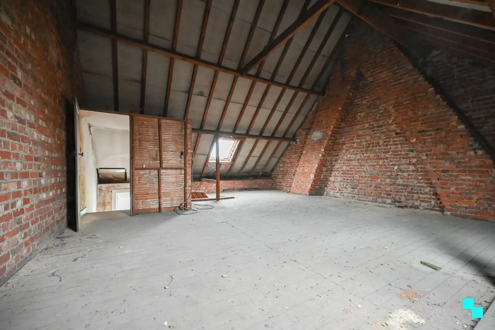 Te renoveren gezinswoning met ruime opslagruimte/garage foto 28