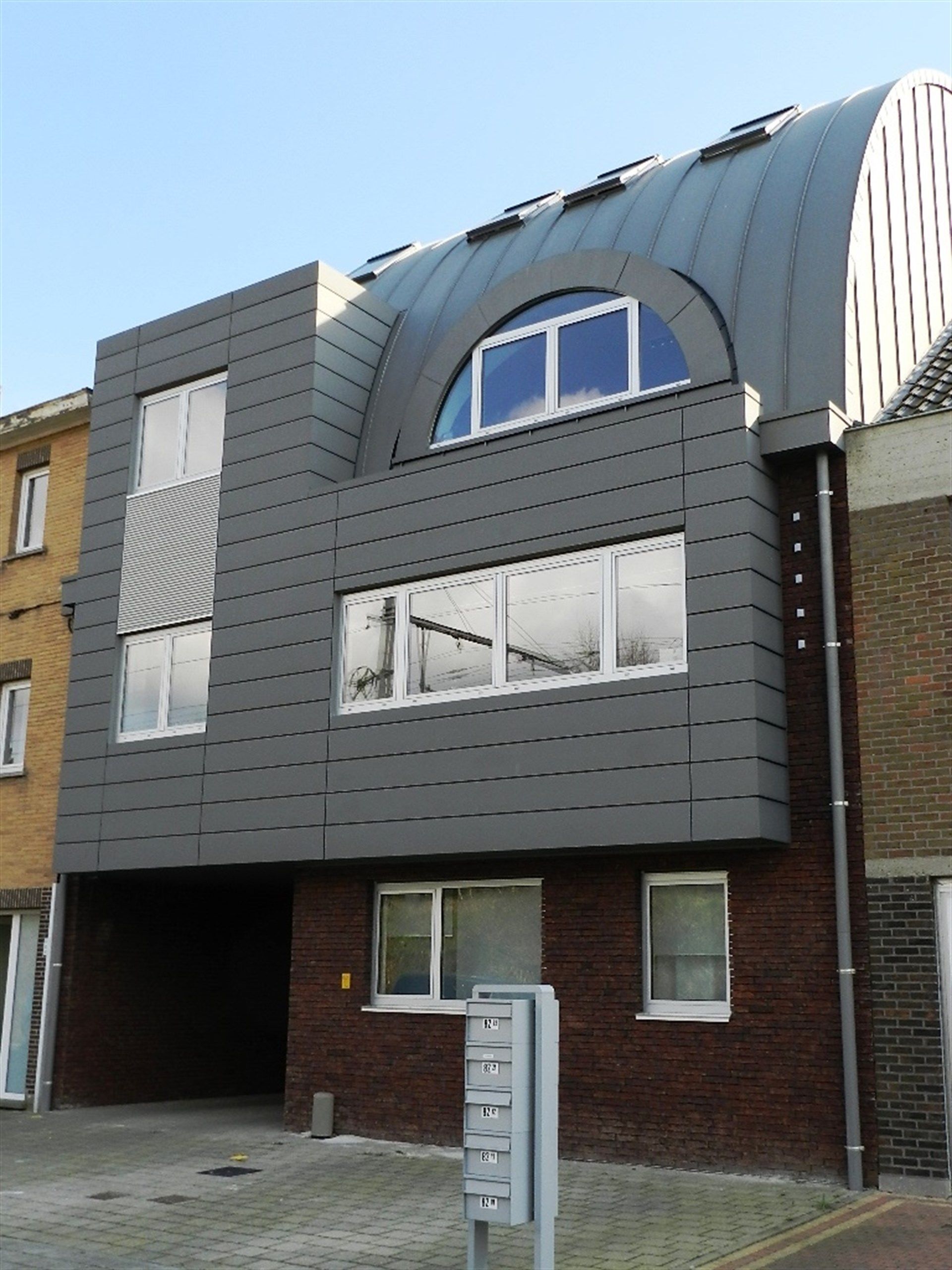 Gunstig gelegen duplex appartement met carport. foto {{pictureIndex}}