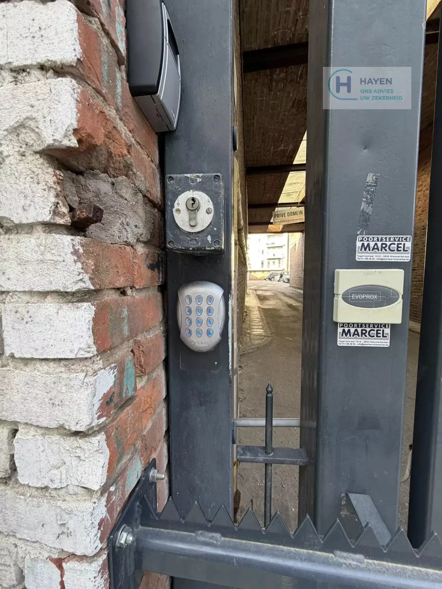 Parkeerplaats in overdekte afgesloten parking foto 2