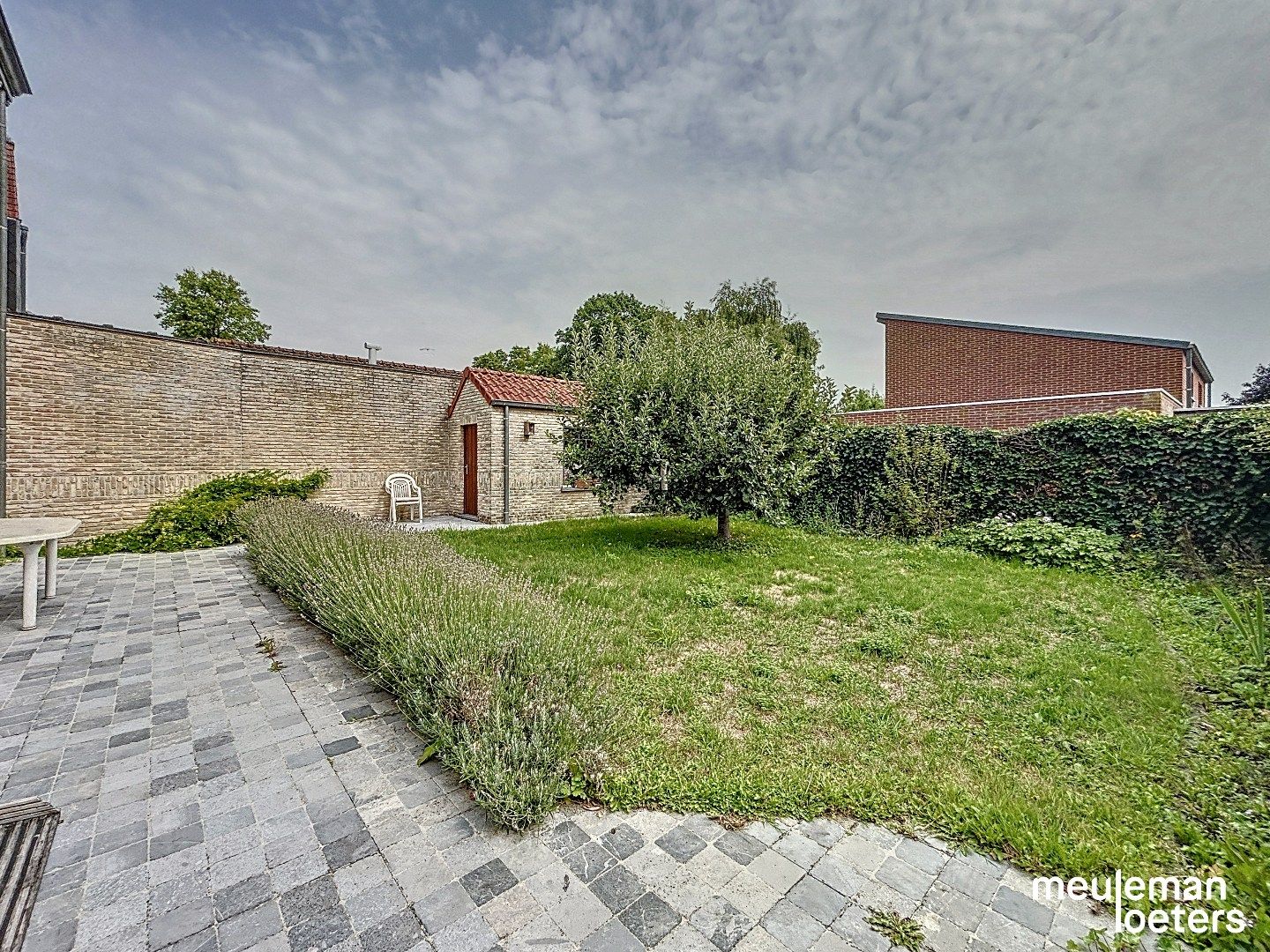 Lichtrijk energiezuinig appartement met tuin foto 2