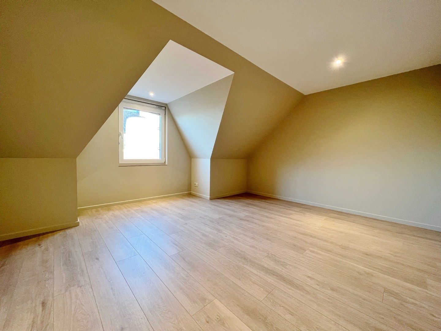 Volledig vernieuwde rijwoning met zonnige tuin en 3 slaapkamers.  foto 11