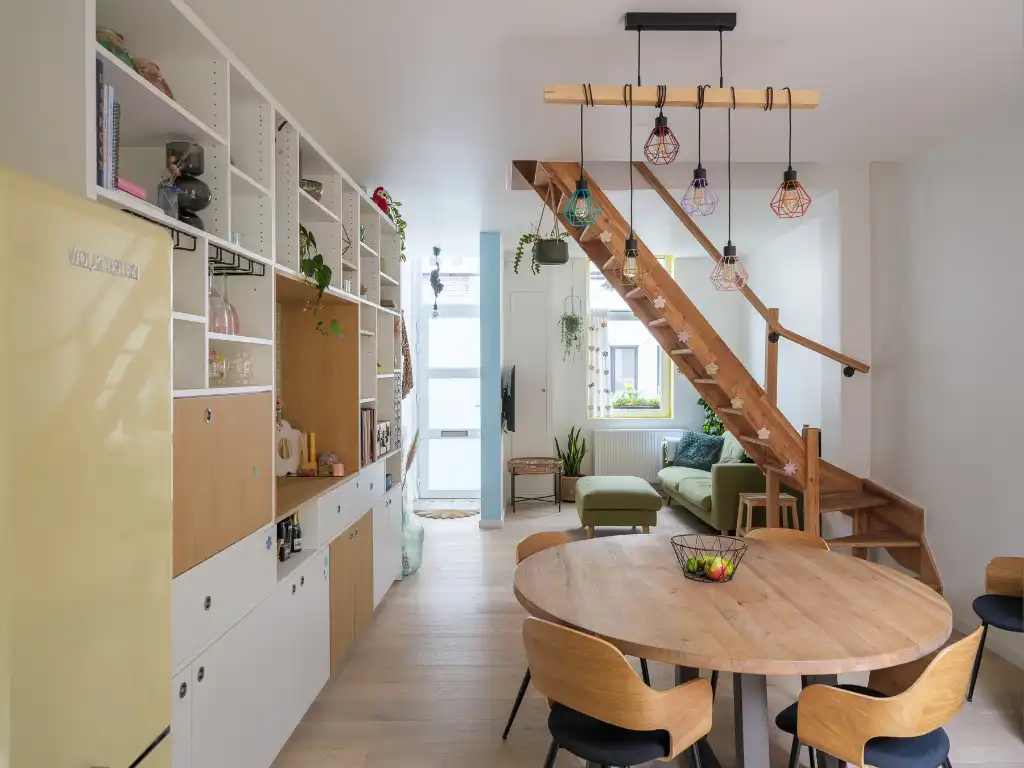 Aangename en instapklare woning met drie slaapkamers, gelegen op wandel- en fietsafstand van het historische centrum van Gent. foto {{pictureIndex}}