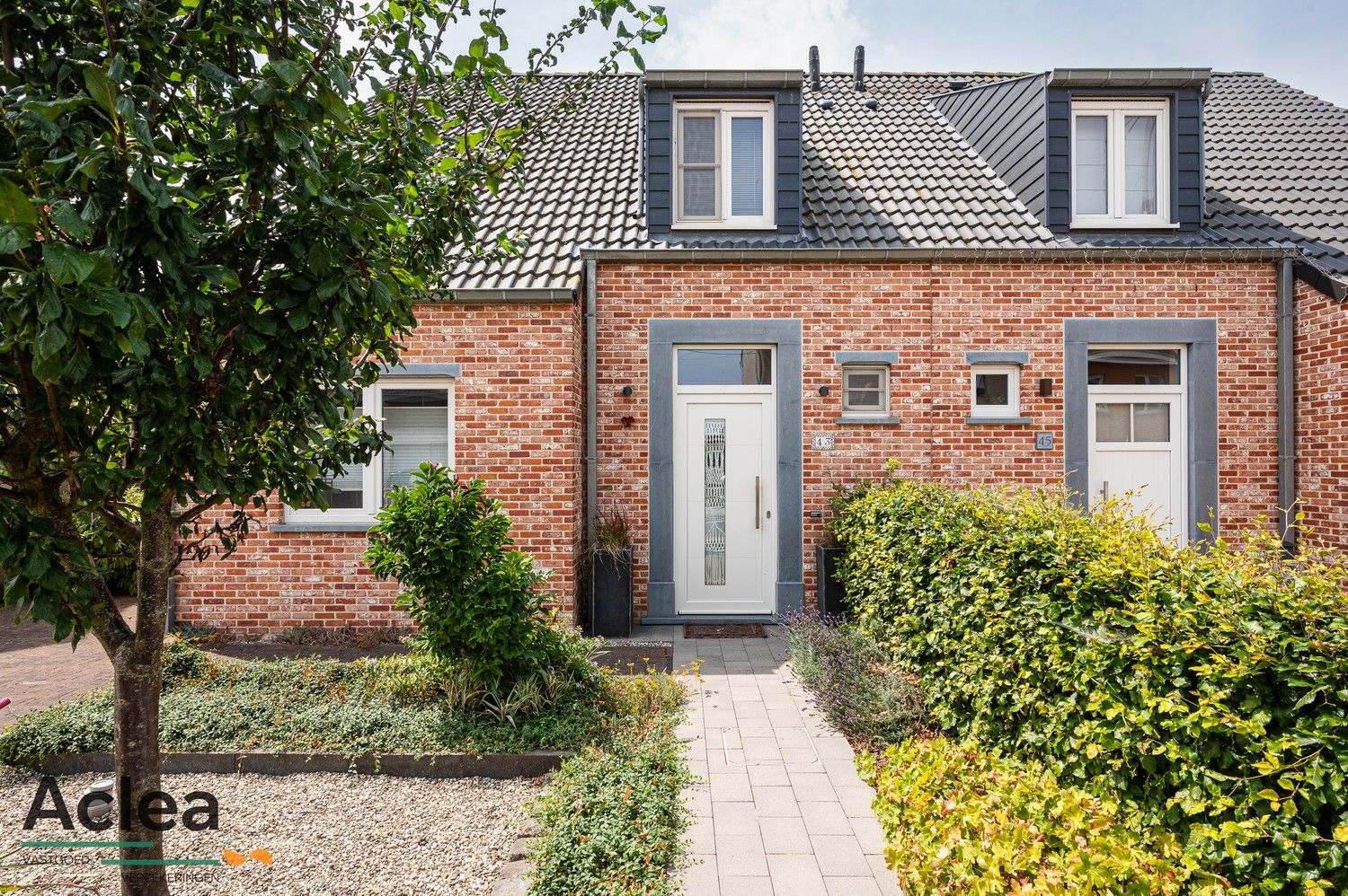 Halfopen bebouwing met weelderige tuin foto 2