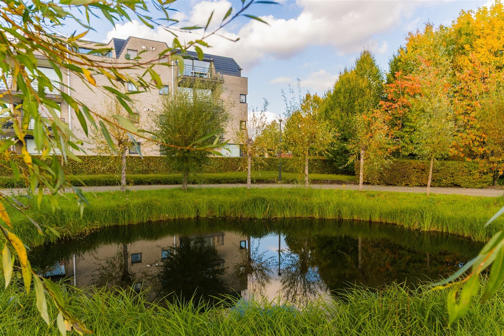 Instapklaar en ruim appartement met groene uitzichten nabij het centrum van Mortsel foto 2