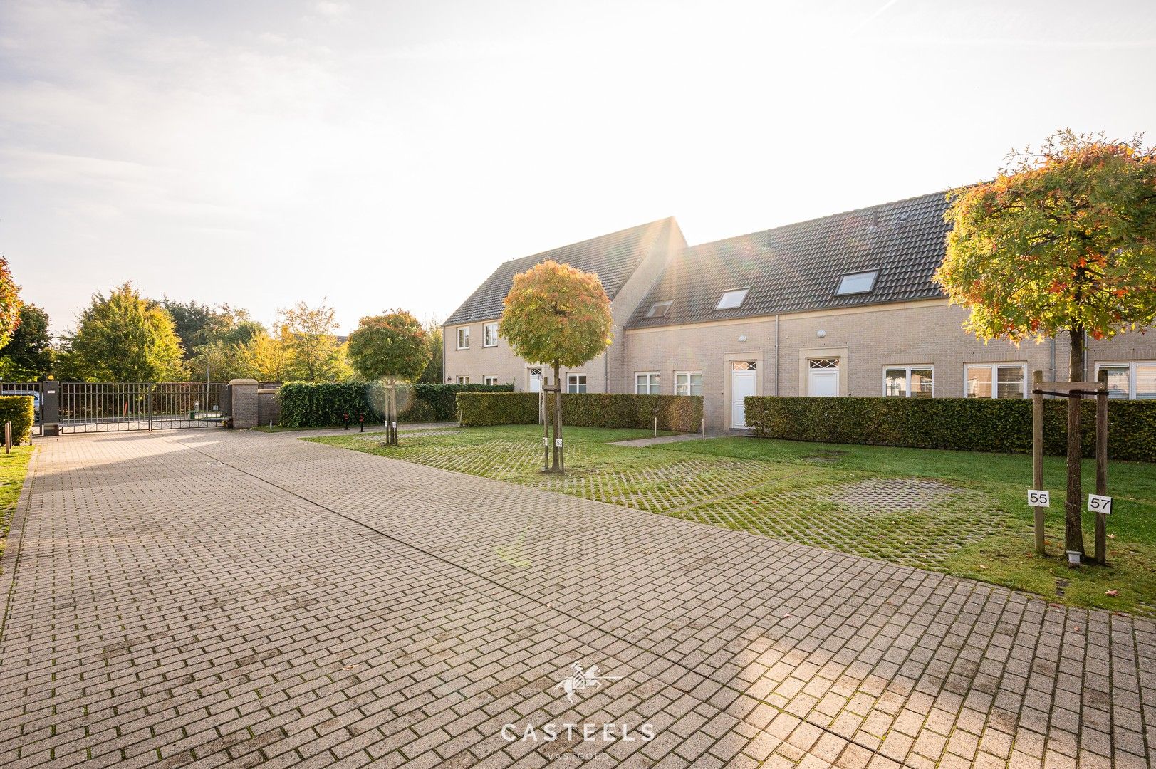 Instapklare gezinswoning in rustig woonerf te Laarne te koop foto {{pictureIndex}}