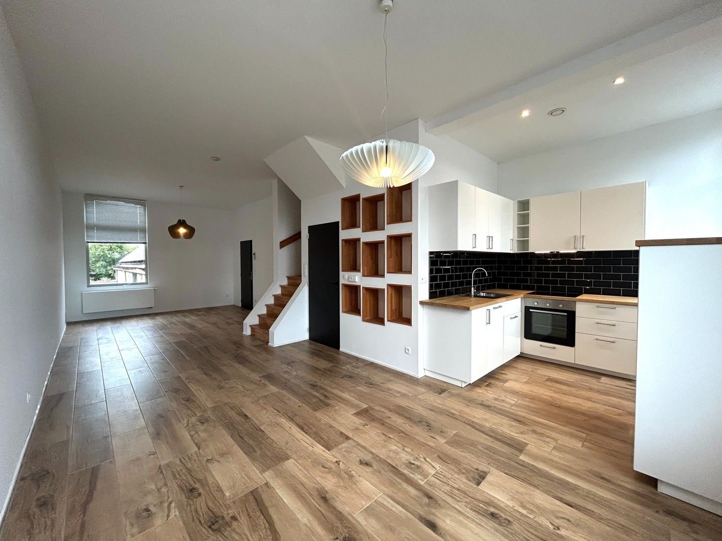 Instapklaar 2-slaapkamer appartement nabij centrum Roeselare! foto {{pictureIndex}}