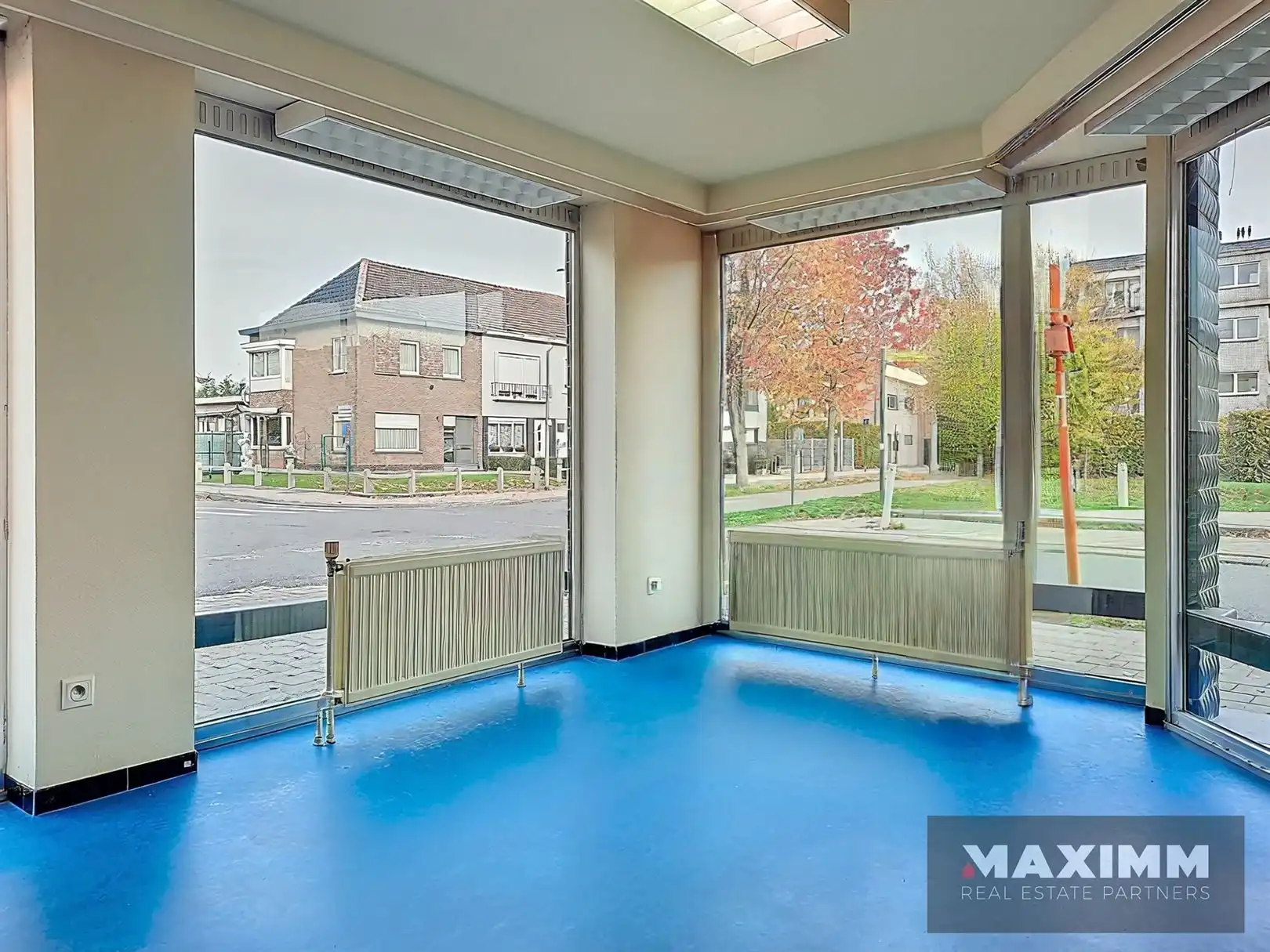 Commercieel gelegen hoekpand met parkingplein voor de deur foto 14