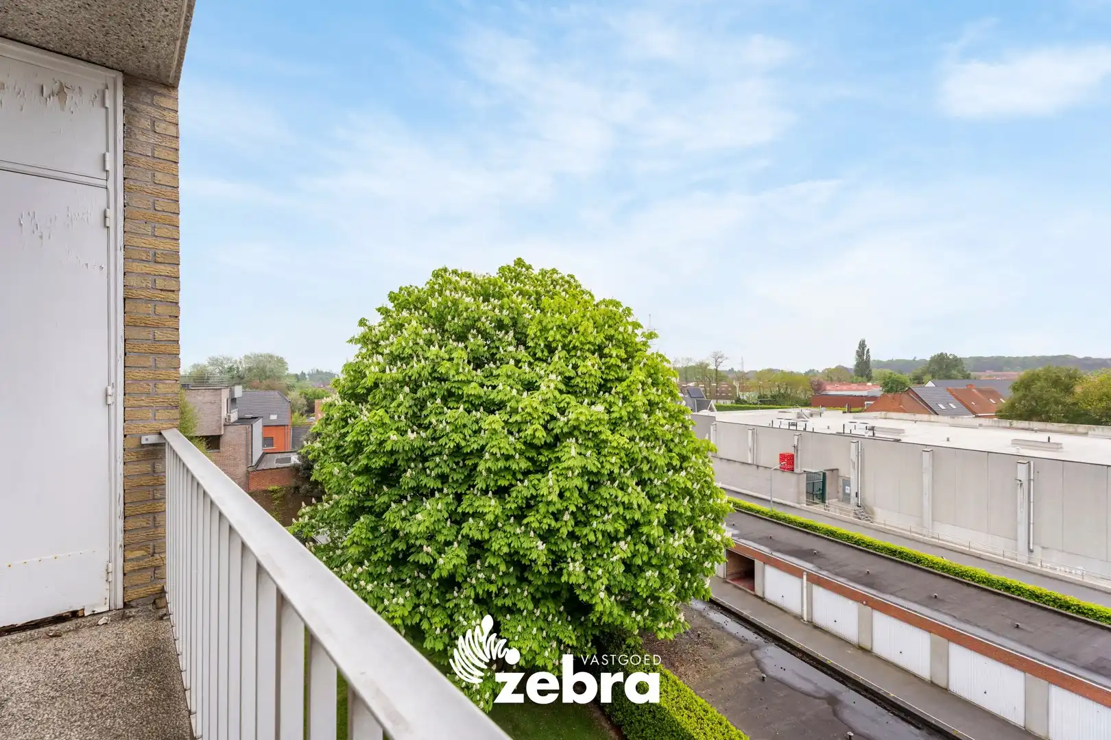 Licht op te frissen appartement op een centrale ligging te Roeselare! foto 12