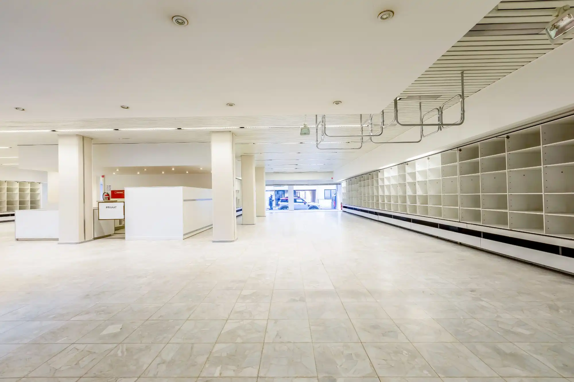 Commercieel handelsgelijkvloers met interessante straatbreedte foto 9