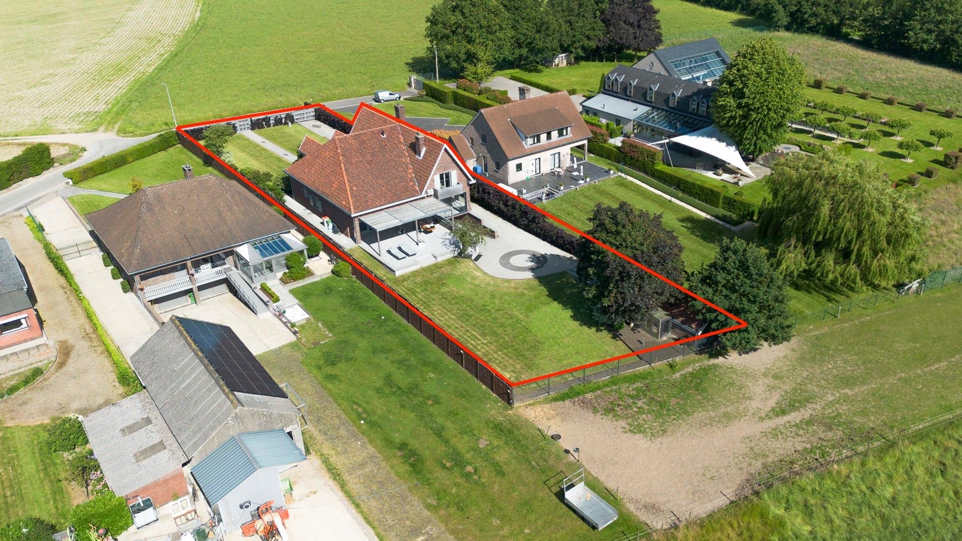 LANDELIJKE VILLA MET EEN BEWOONBARE OPP VAN 420 M² OP EEN SCHITTERENDE LOCATIE !  foto 1