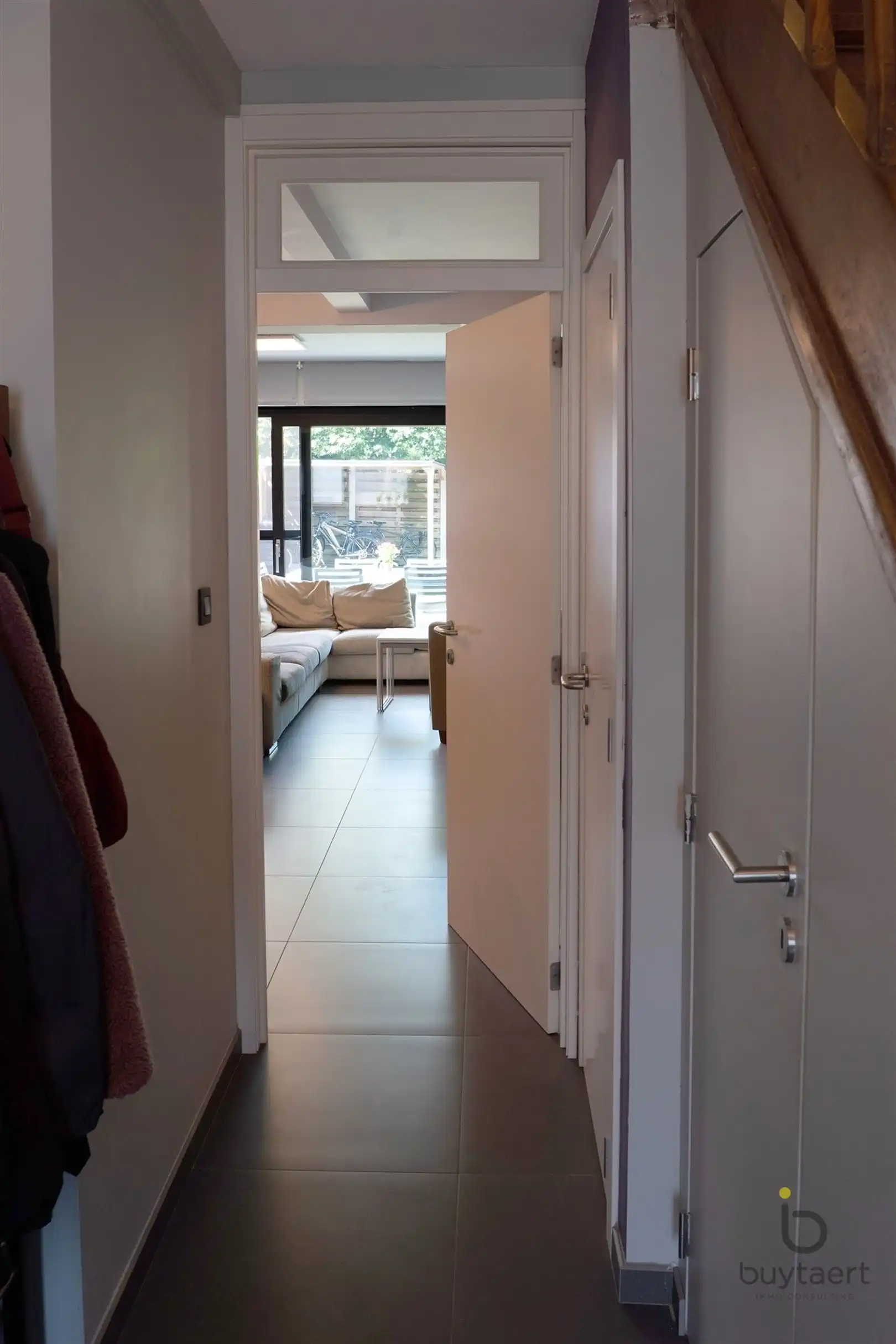 INSTAPKLARE CENTRAAL GELEGEN RIJWONING MET DRIE SLAAPKAMERS EN GEZELLIG TUINTJE! foto 4