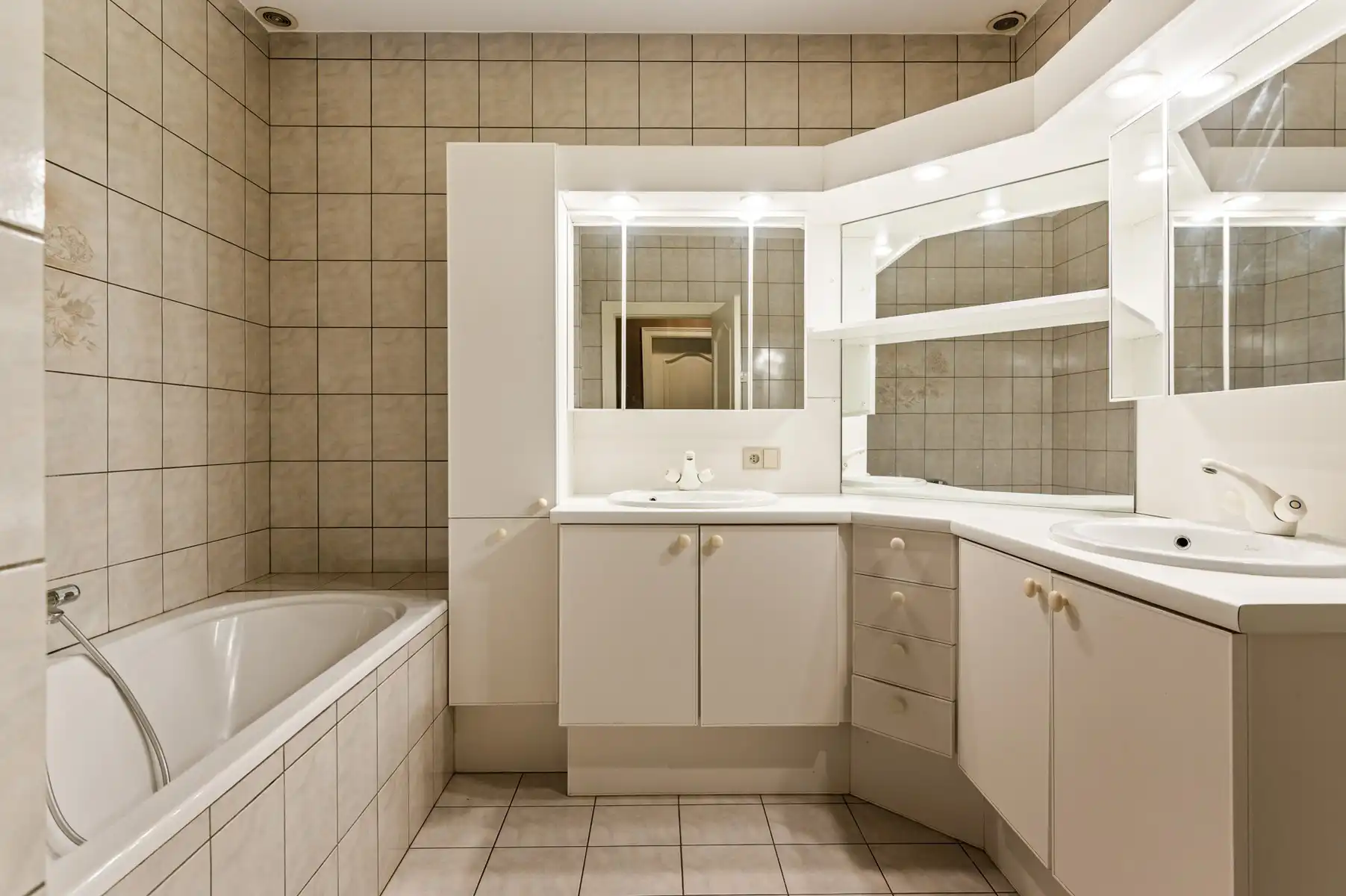 Uitstekend gelegen woning met dubbele garage foto 21