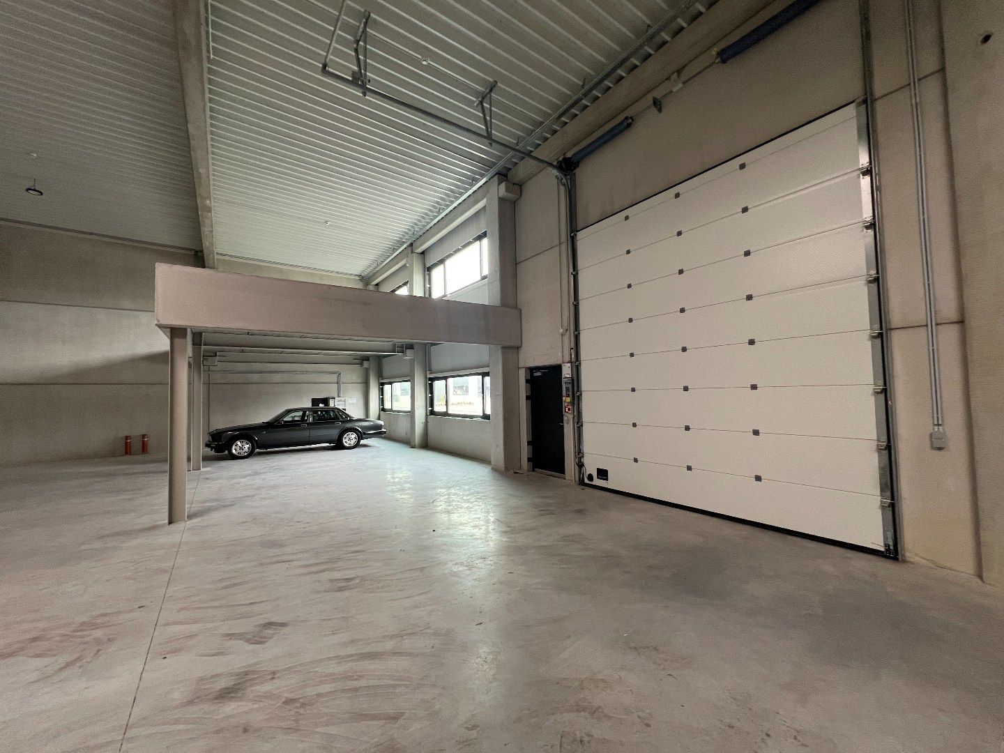 Zeer goed gelegen, ruime en moderne industriehal van +/- 482m² foto 4