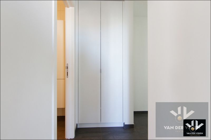 Lichtrijk, energiezuinig en instapklaar 2-slaapkamerappartement met ruim, uitnodigend en zuid-gericht terras op wandelafstand van het centrum foto 9