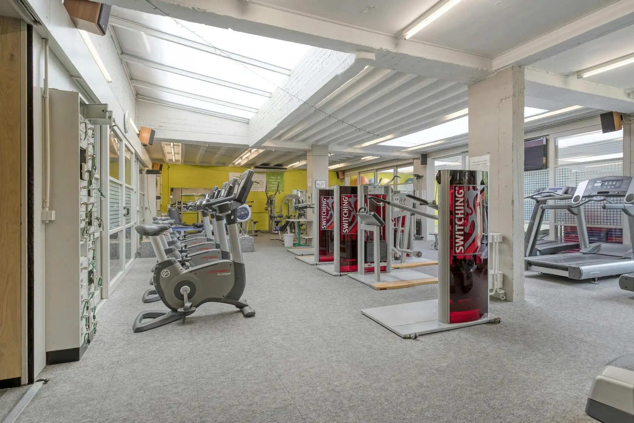 Sportcentrum met woning te koop in Roeselare foto 16