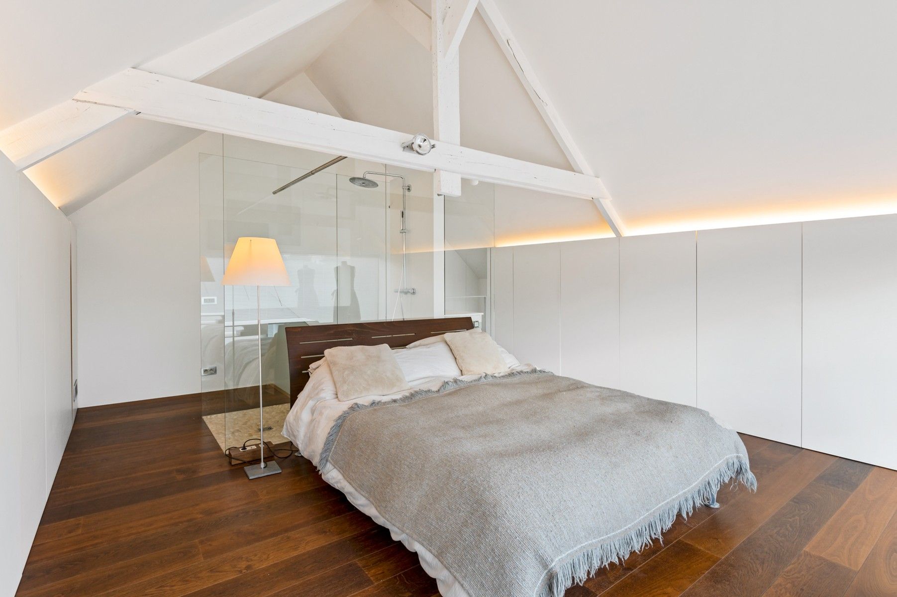 Zeer moderne woning met hoogwaardig afgewerkte binnen- en buitenruimte. foto 27