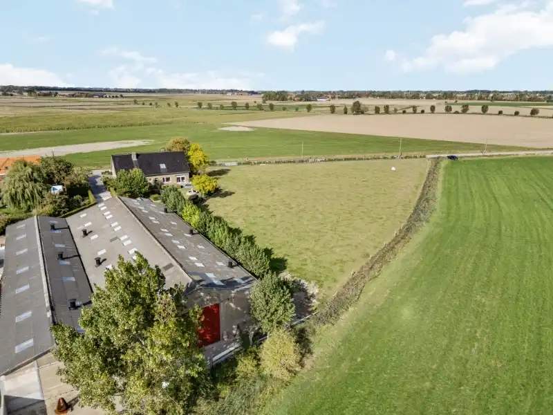 Villa met loods foto 3