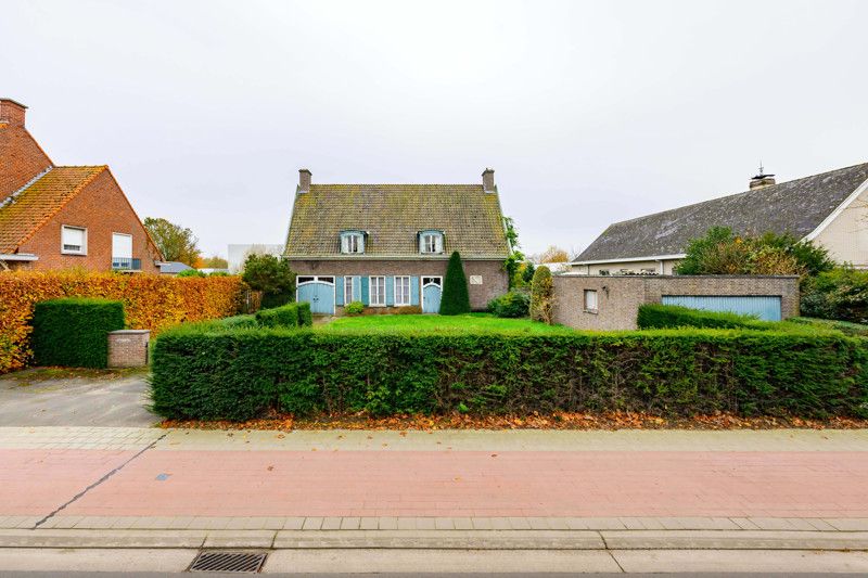 Hoofdfoto van de publicatie: Statige woning te Izegem.