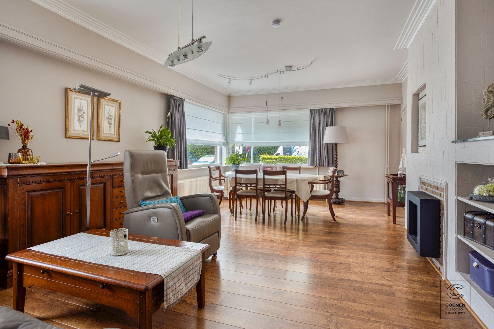 Instapklare woning met 2 slpk, ruime garage en zonnige tuin op TOPlocatie te Wommelgem!  foto 2