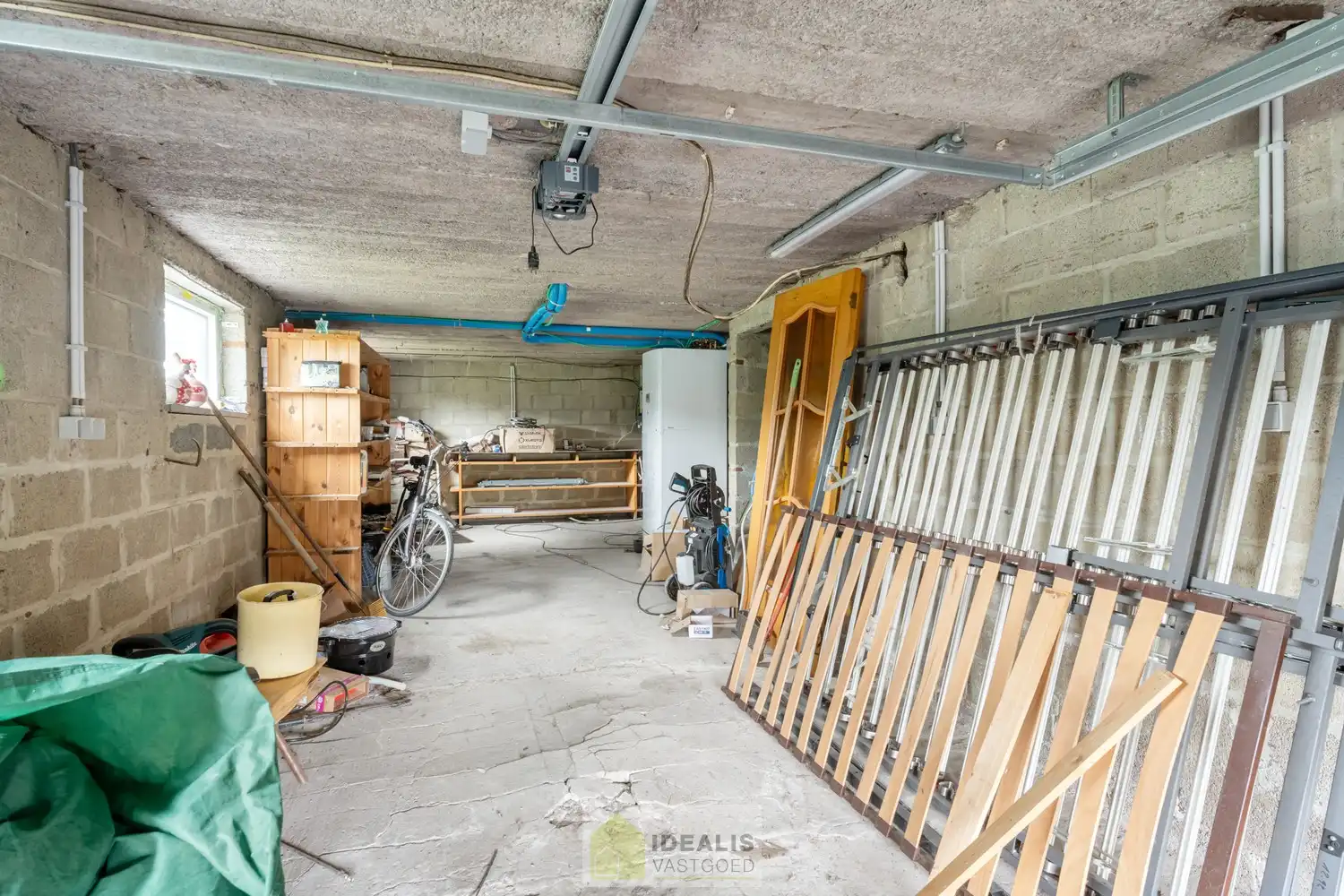 KNAPPE GROTENDEELS GERENOVEERDE EENGEZINSWONING MET EEN HEERLIJK LICHTRIJKE WOONKAMER MET OPEN KEUKEN, AANSLUITEND VERANDA MET ZICHT OP DE ZEER RUIME TUIN (+-2700M²!), 3 SLAAPKAMERS, RUIMTELIJKE BADKAMER VOORZIEN VAN BAD EN INLOOPDOUCHE EN DE WONING IS VOLLEDIG ONDERKELDERD! EEN HEERLIJK RUIME BUNGALOW DIE NOG VOLLEDIG NAAR EIGEN SMAAK AFGEWERKT KAN WORDEN! Een aangename woning met een bewoonbare oppervlakte van +- 185m² op een perceel van +- 26are98ca (2698m²) op een rustige locatie! Tevens is de woning centraal gelegen t.o.v. het centrum van Peer, Meeuwen (Oudsbergen) en Houthalen-Helchteren en kan men vlot gebruik maken van de Noord-Zuidverbinding (A24). foto 25