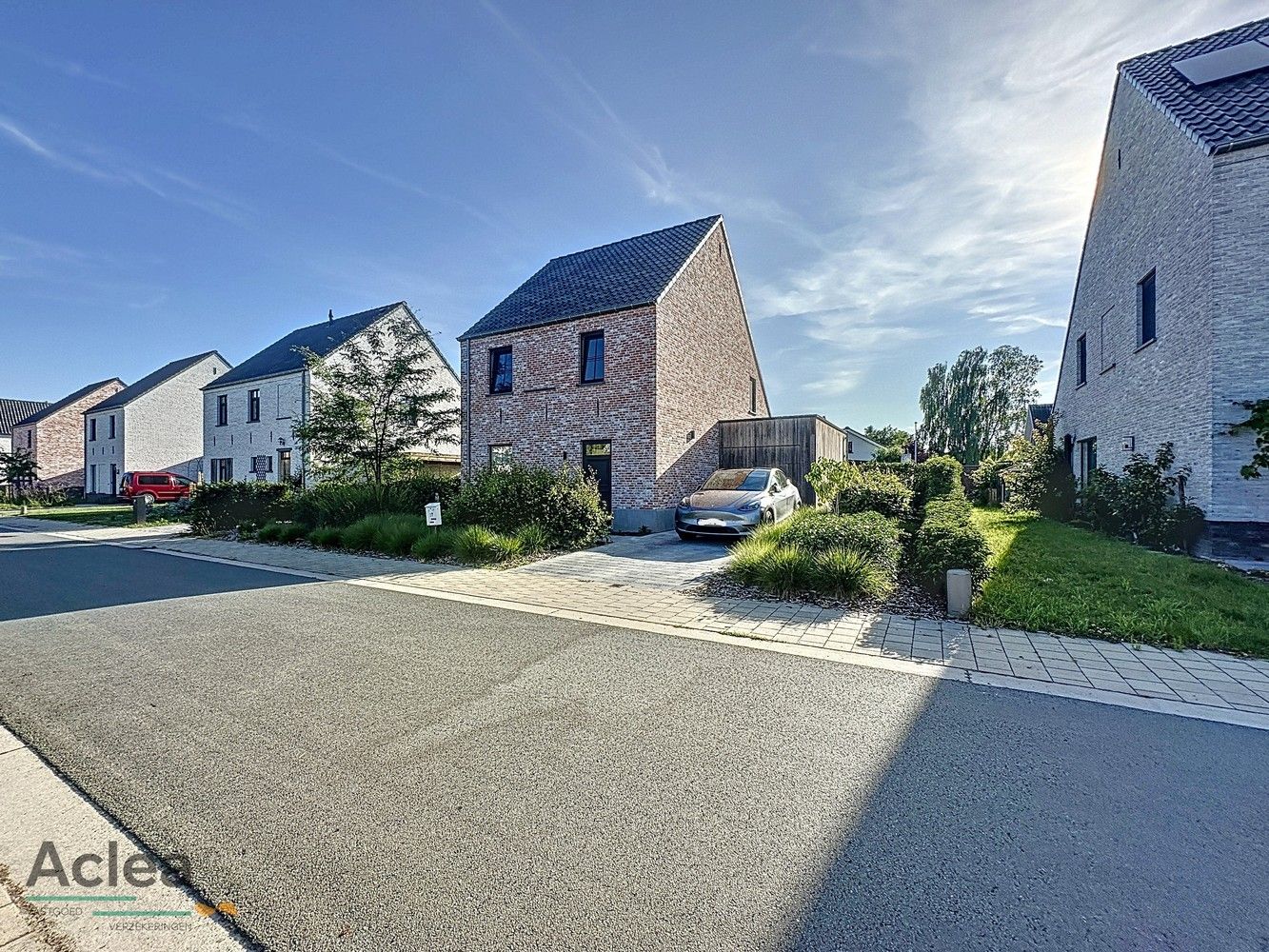 Energiezuinige open bebouwing in een rustige wijk foto {{pictureIndex}}