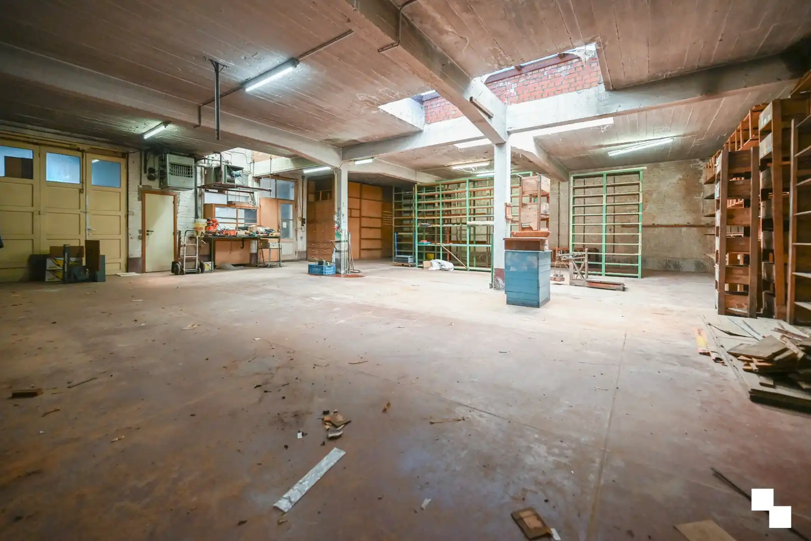 Handelspand met opslagruimte en kelder op toplocatie te Kortrijk foto 20