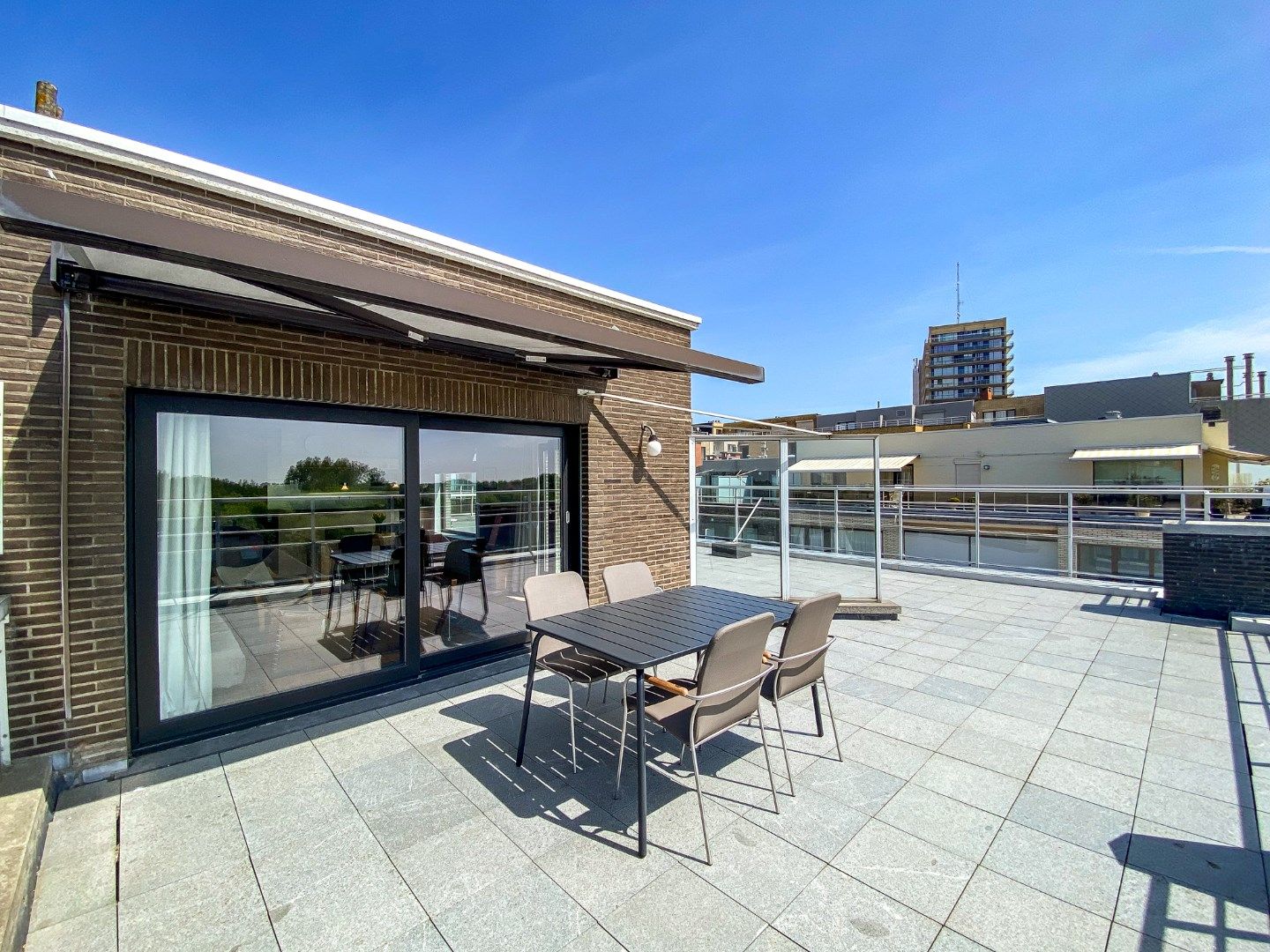 Ruim penthouse (3-slaapkamerappartement) met maar liefst 120m2 terrassen te Oostduinkerke-Bad.  foto 20