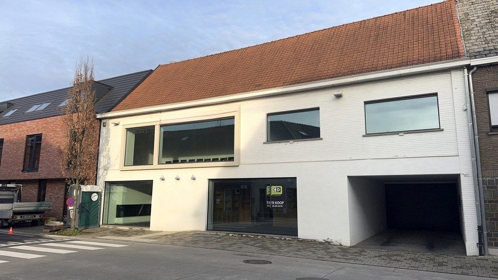Handelspand met ruime garage te koop in Merelbeke-Melle foto {{pictureIndex}}