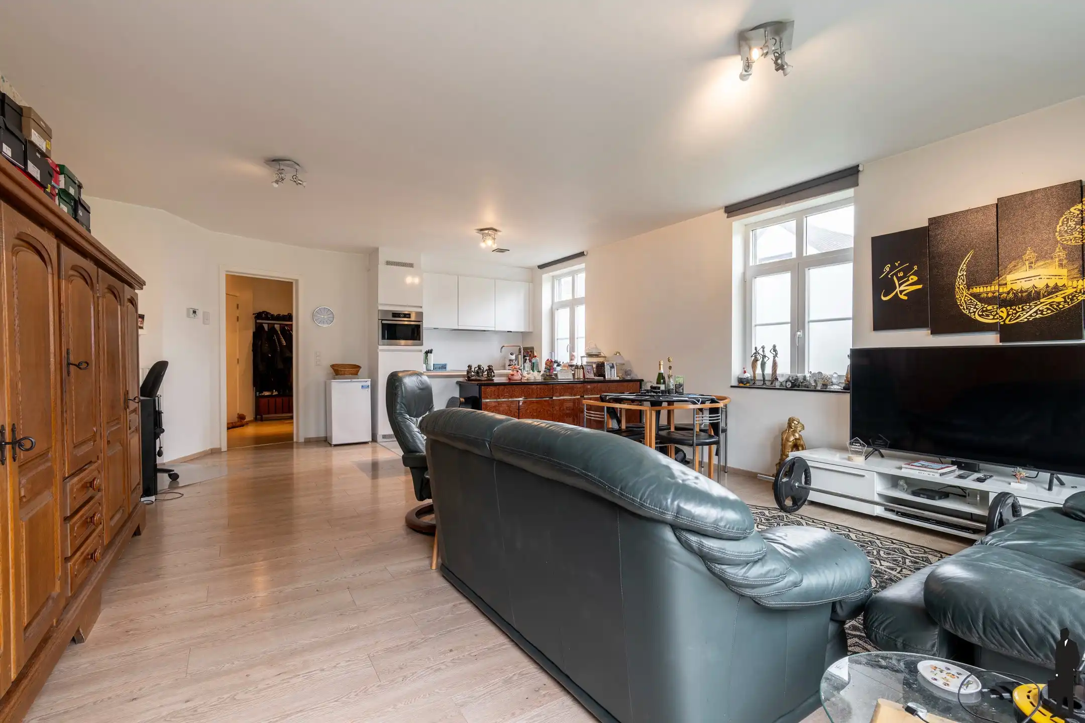 Mooi gelijkvloers appartement MET TUIN en 2 staanplaatsen. foto 9