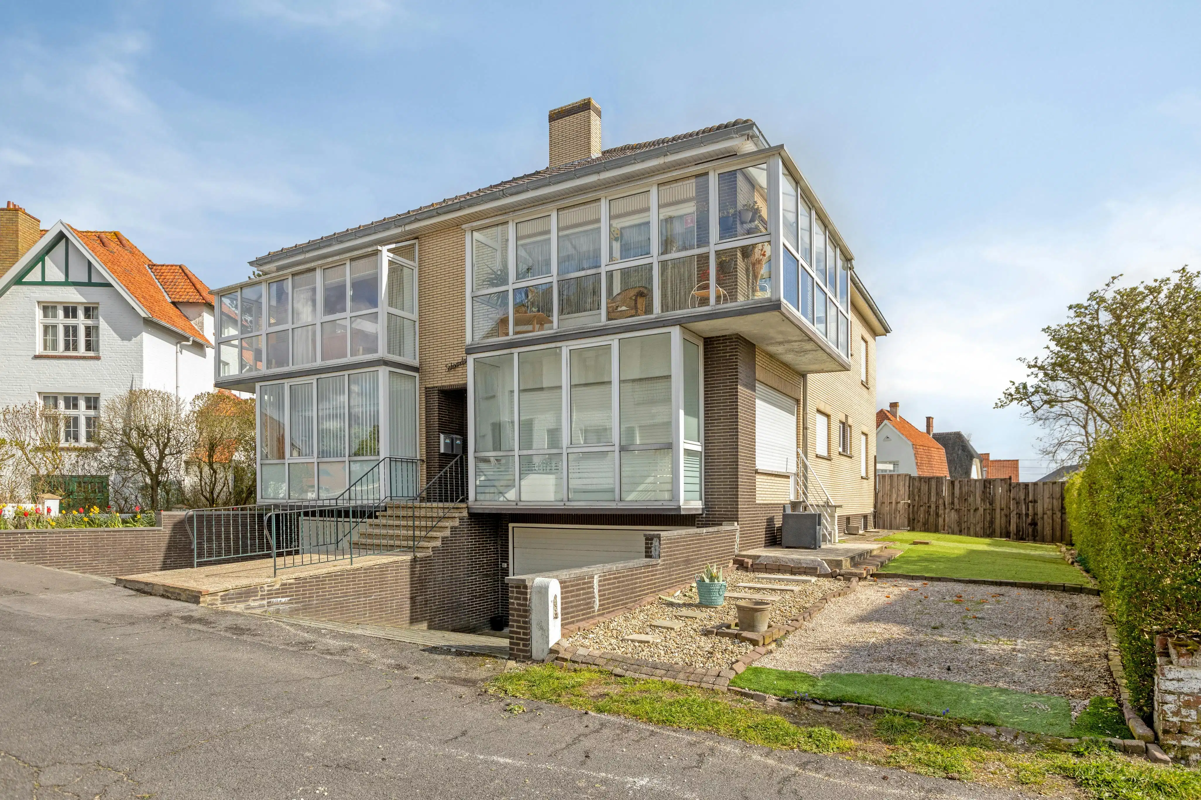Gerenoveerd hoekappartement met 3 slaapkamers en garage foto 16
