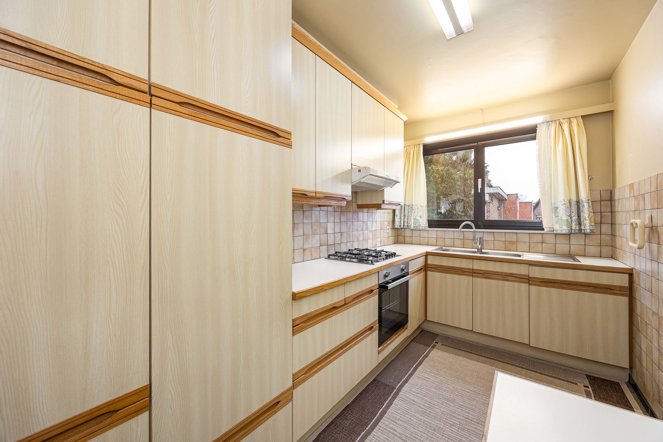 Solide te renoveren woning op top locatie foto 12