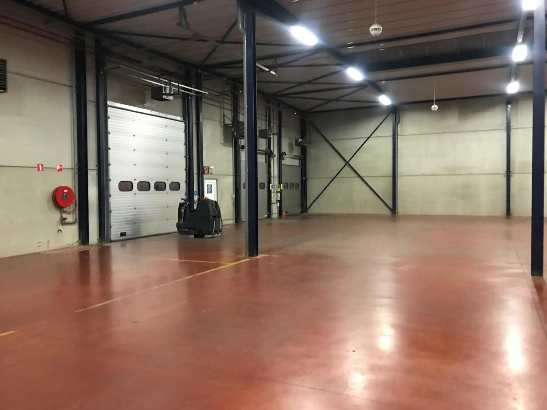 Magazijn 3.024m² met kantoor 432m² te huur foto 3