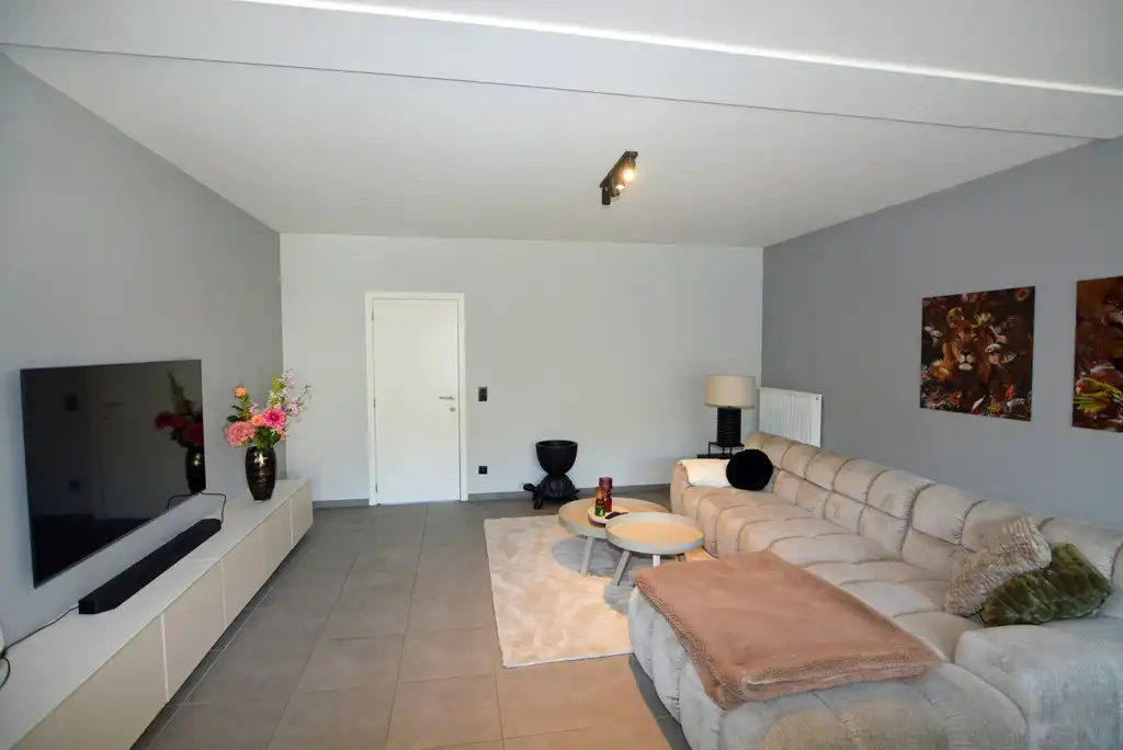 Gelijkvloers appartement met 2 slpk, ruim terras, tuin en 2 autostandplaatsen. foto 6