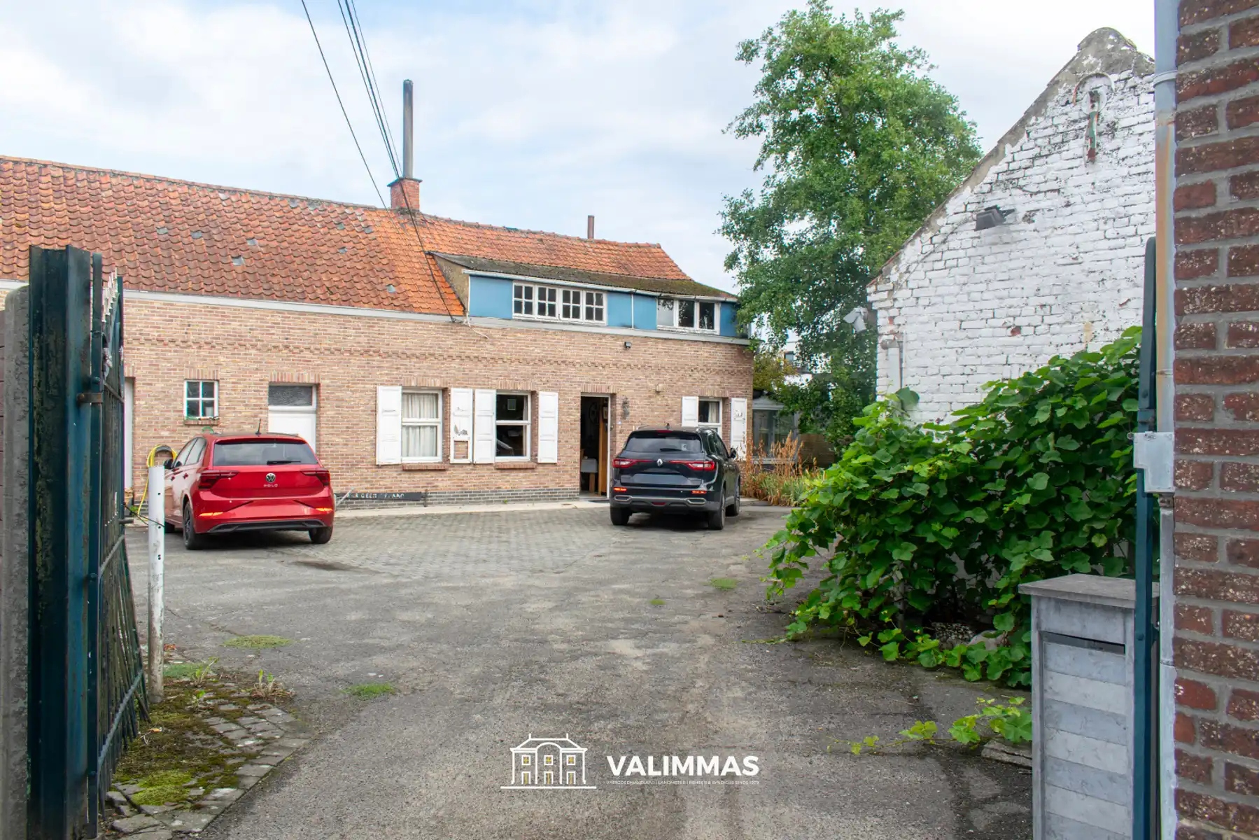 Ruime, nog te renoveren hoeve met tuin, garage & bijgebouwen foto 4