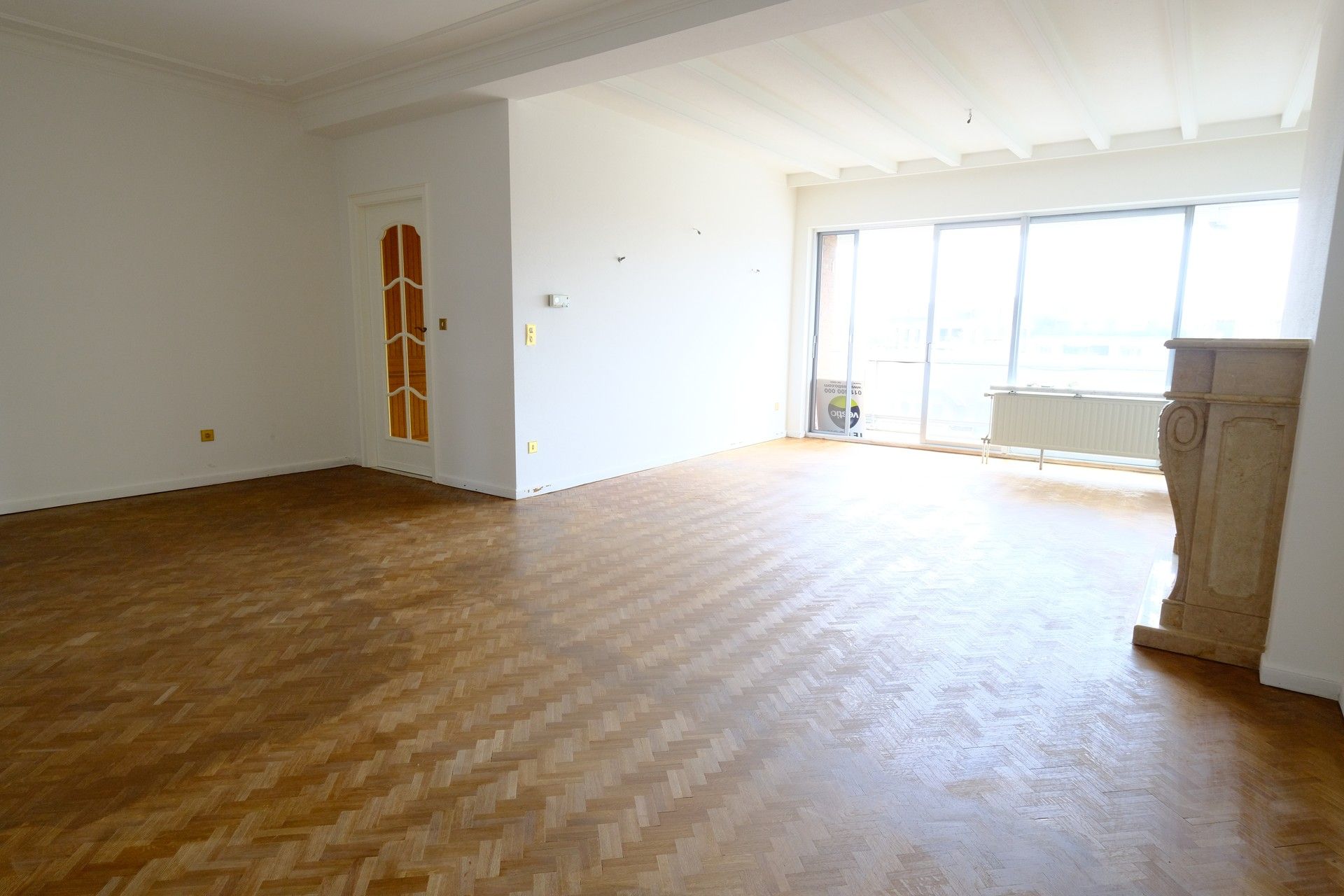 Ruim appartement in centrum Hasselt met 3 slaapkamers, garage en terras met uitzicht op de kanaalkom foto {{pictureIndex}}