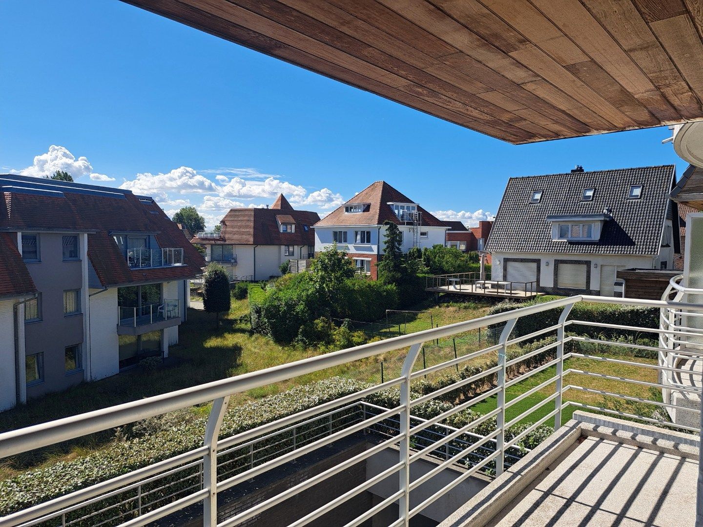 RUIM VERZORGD  HOEKAPPARTEMENT IN VILLA RESIDENTIE OP WANDELAFSTAND VAN HET STRAND  foto 4