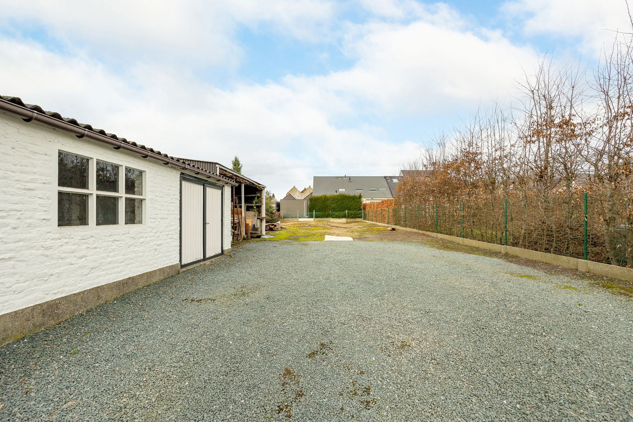 te renoveren 3-gevel woning met tuin foto 12
