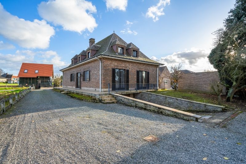 Standingvolle, te renoveren villa met 4 slaapkamers, garages + extra wooneenheid of magazijn achteraan foto 8