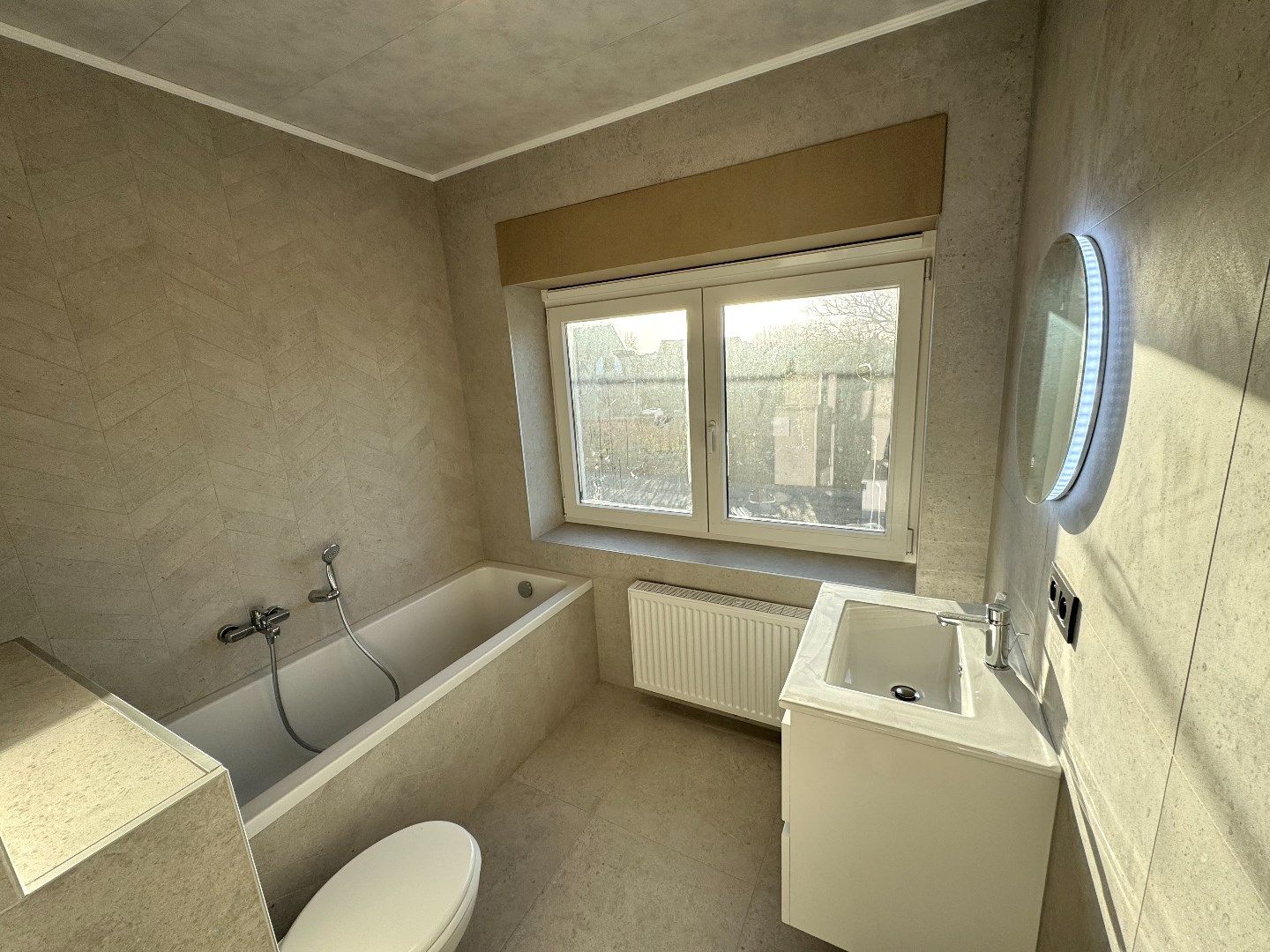 GERENOVEERDE HALFOPEN WONING MET 3 SLPKS, 2 BADKAMERS, TUIN EN GARAGE foto 16