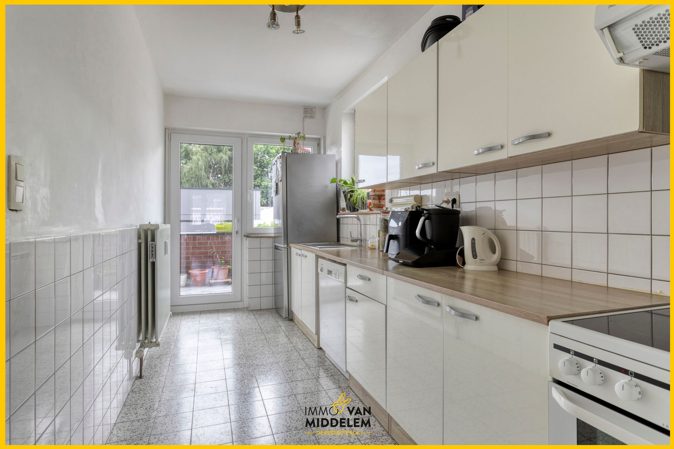 LICHTRIJK 2-KAMER APPARTEMENT MET 2 AUTOSTAANPLAATSEN foto 4