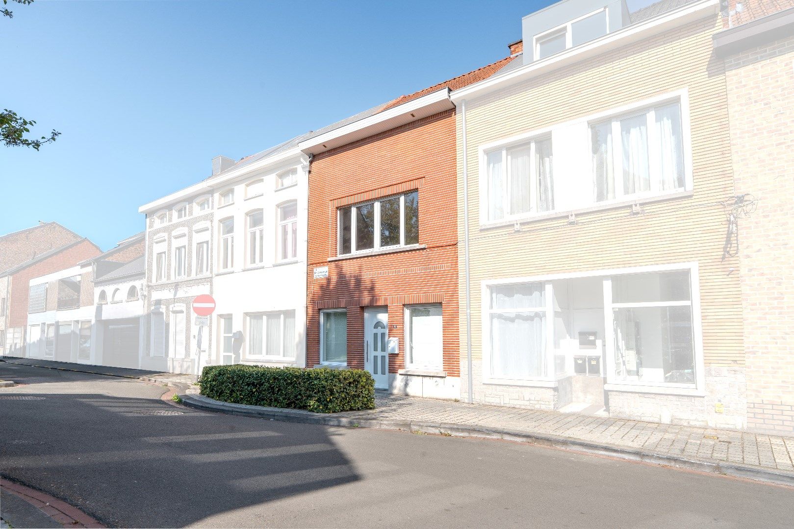 Energiezuinige gezinswoning met 3 slaapkamers in centrum Ronse foto {{pictureIndex}}
