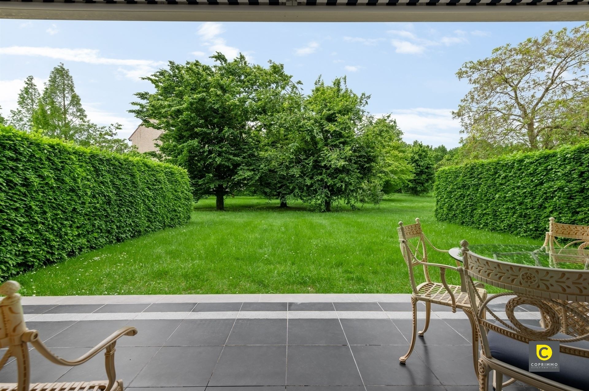 Gelijkvloersappartement met terras, tuin en garage foto 1