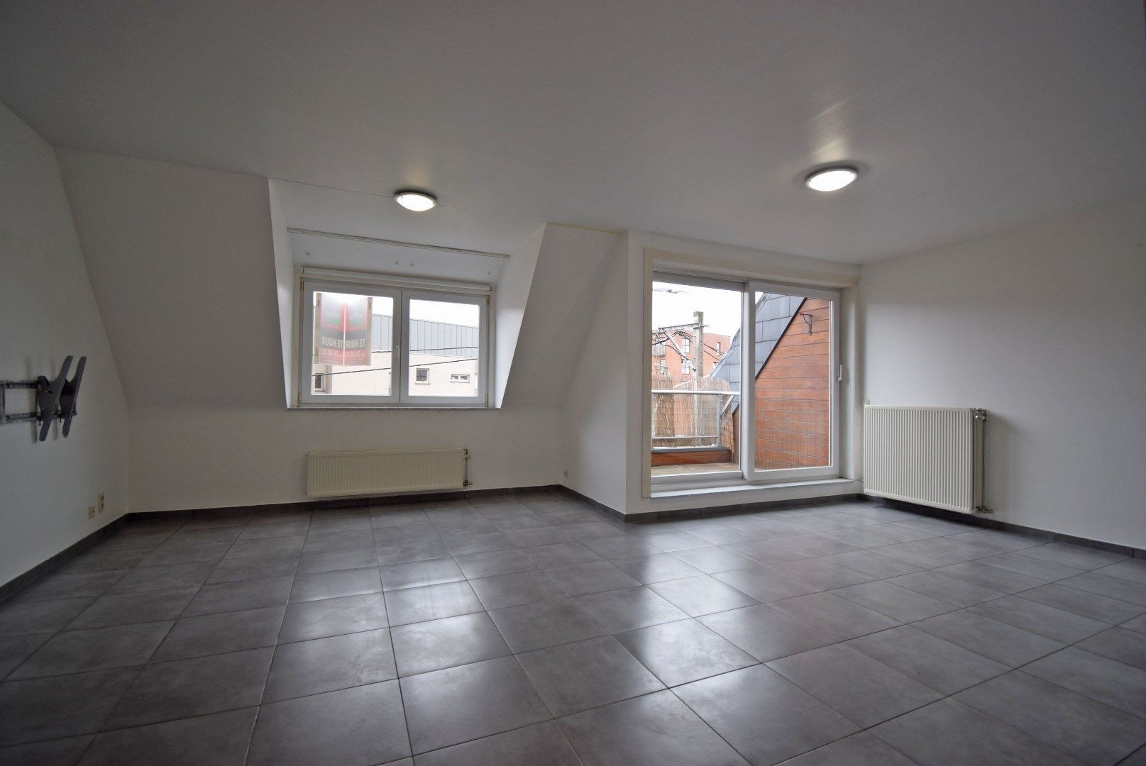 RUIM APPARTEMENT MET TWEE SLAAPKAMERS EN GARAGE foto 3